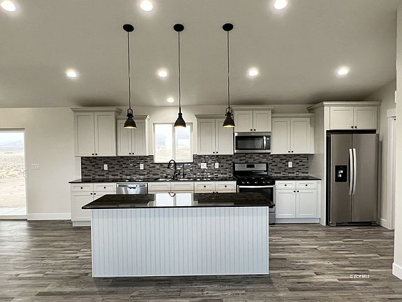 3rd image of 625 Sun Valley Rd
