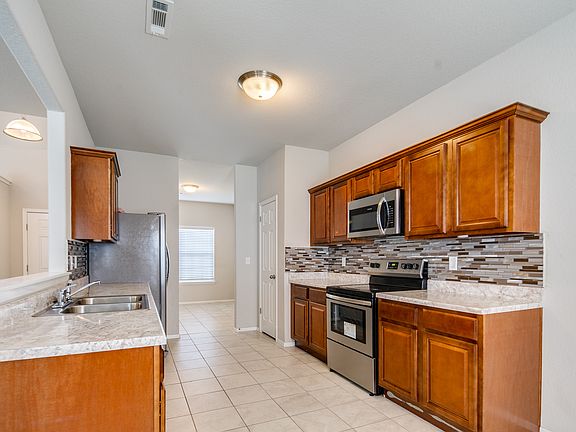 5th image of 805 SW Loudon Dr