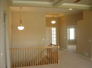 907 Crest Dr, Papillion, NE 68046