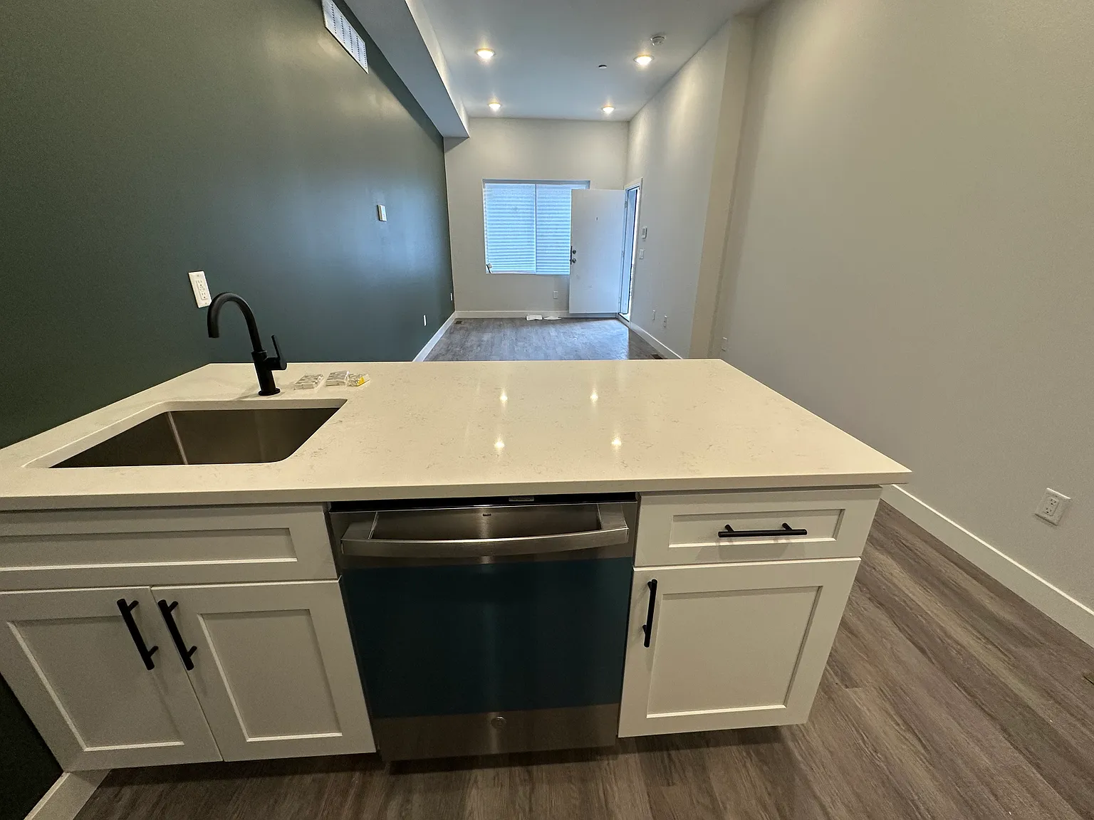 3 bed, 2000 sqft, $2,200 — Photo 2