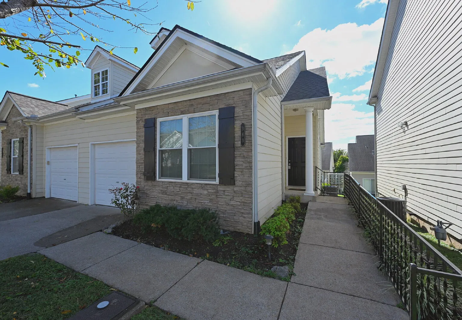2 bed, 2.0 bath, 1060 sqft, $1,695 — Photo 3