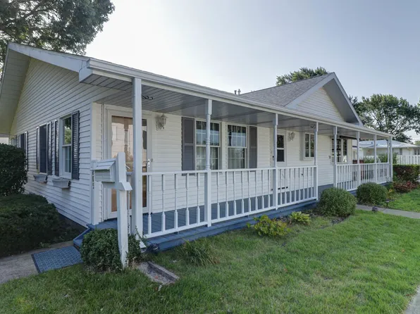 805 E Pinzon St, Tuscola, IL 61953