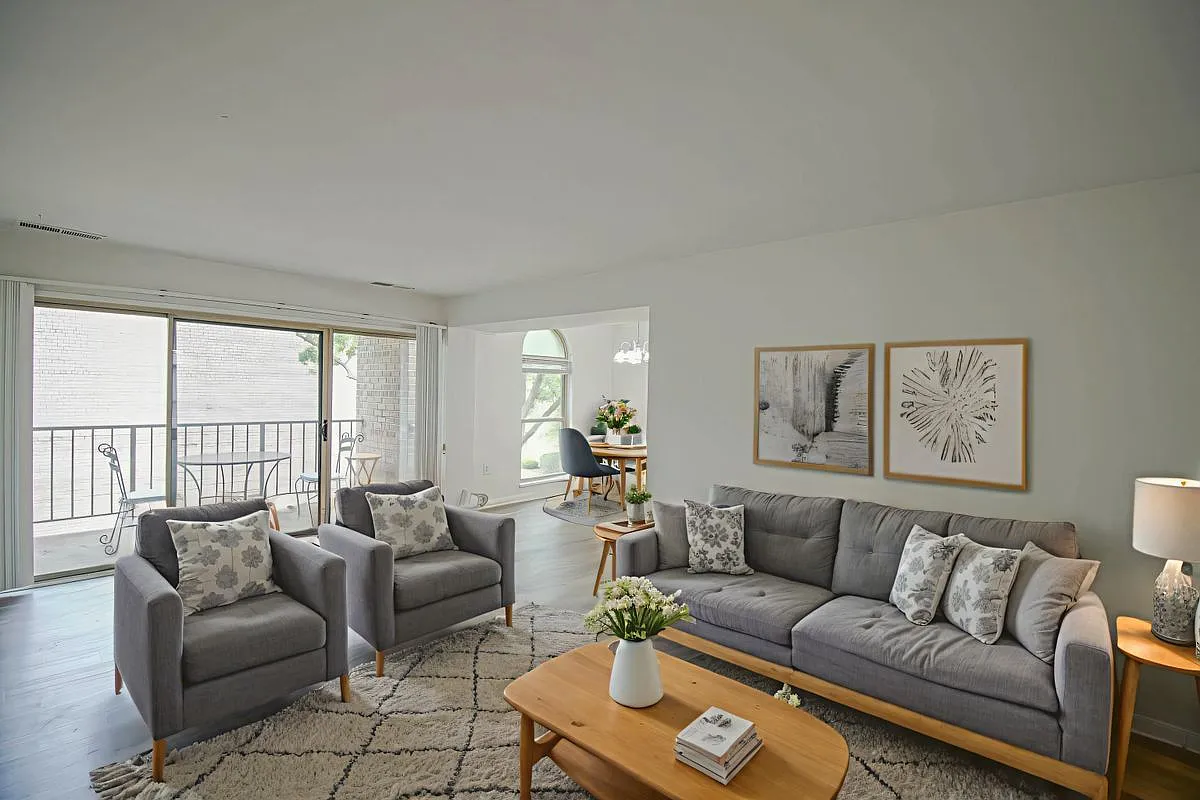 2 bed, 1.0 bath, 927 sqft, $2,100 — Photo 1