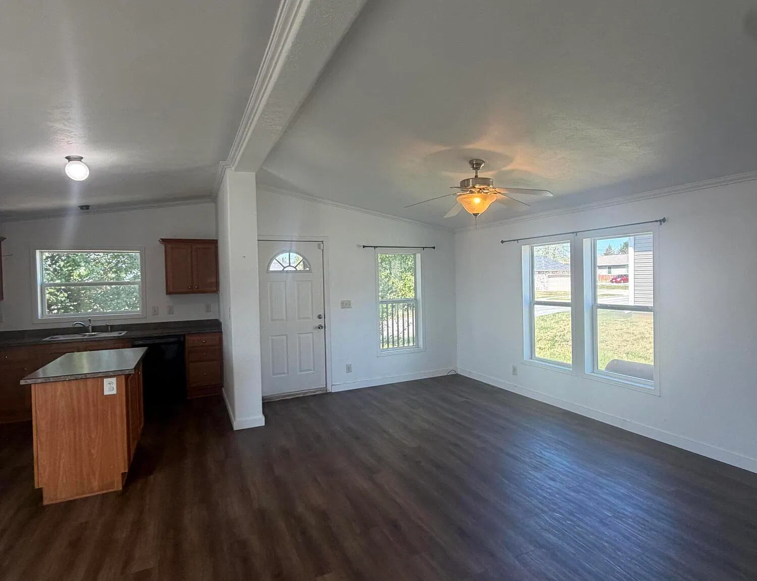 3 bed, 2.0 bath, 1150 sqft, $1,300 — Photo 2