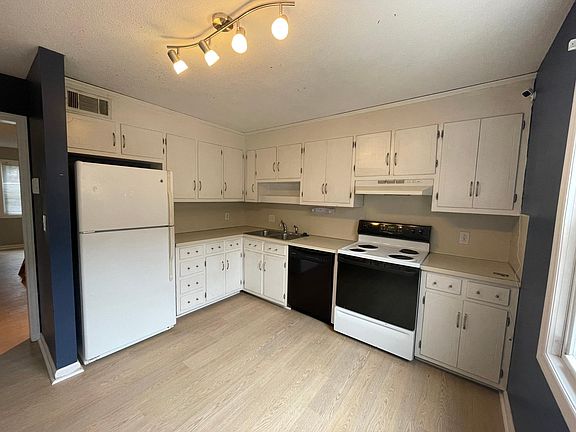 Eat-in kitchen