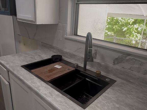 4th image of 5737 King Dr #1