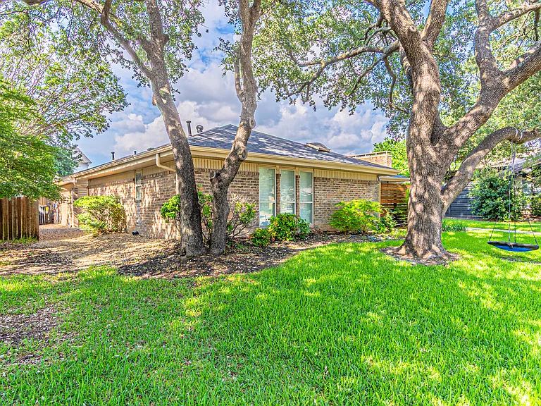 6935 Kingshollow Dr — Photo 3