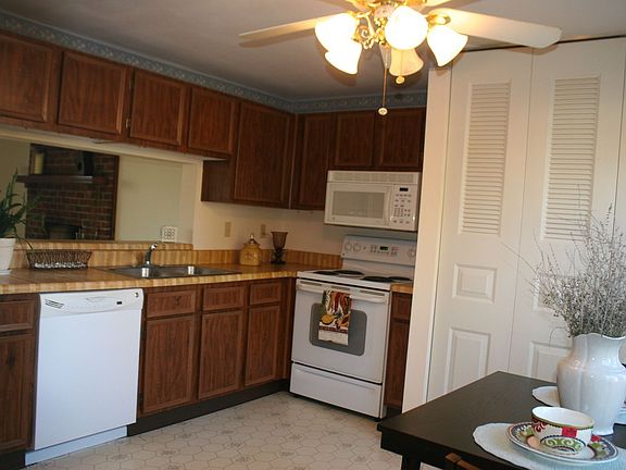 5th image of 9747 Greenmeadow Cir