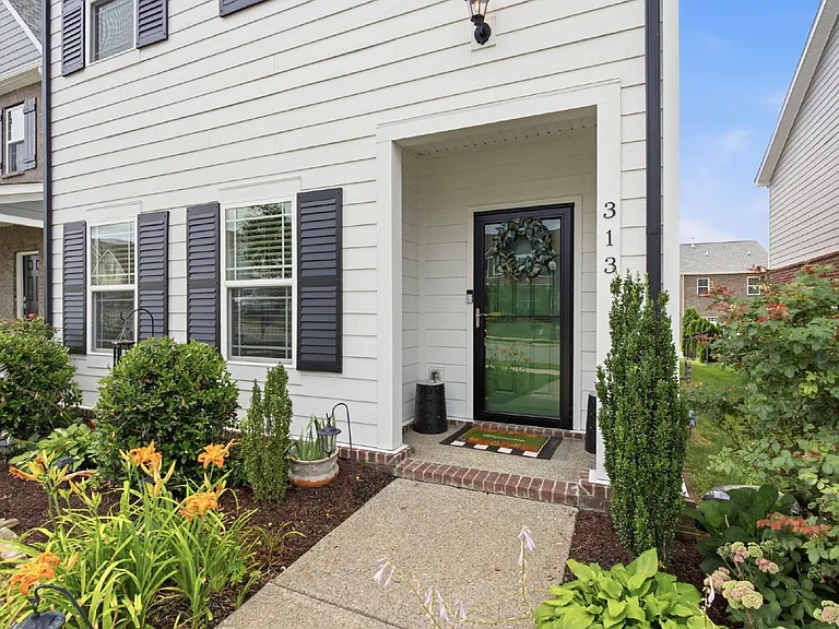 313 Cloverbrook Way — Photo 3