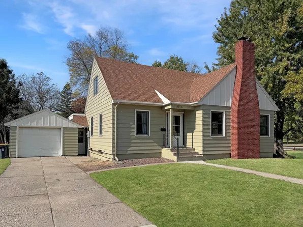 614 S 4th St, Marshall, MN 56258