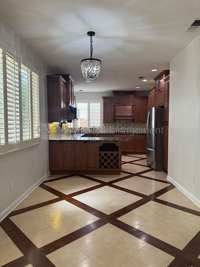 5 bed, 3.0 bath, 2646 sqft, $3,800 — Photo 2