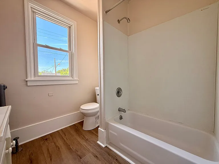 303 N Laurel St — Photo 11