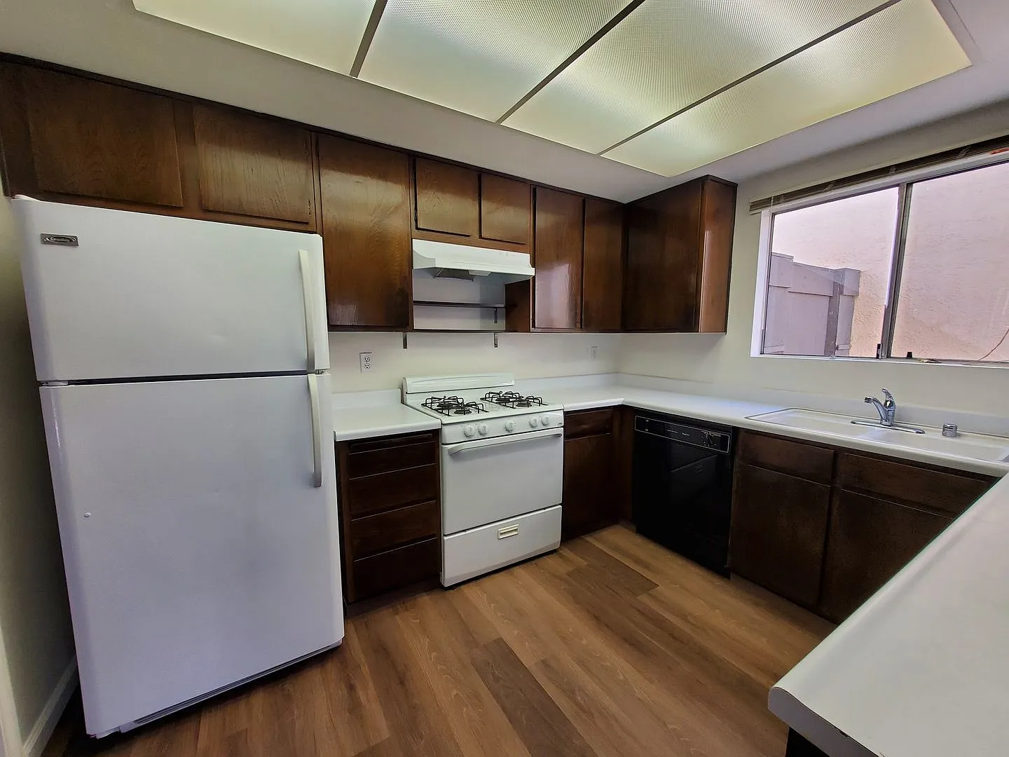 3bd/2ba Home with Two Car Garage — Photo 3
