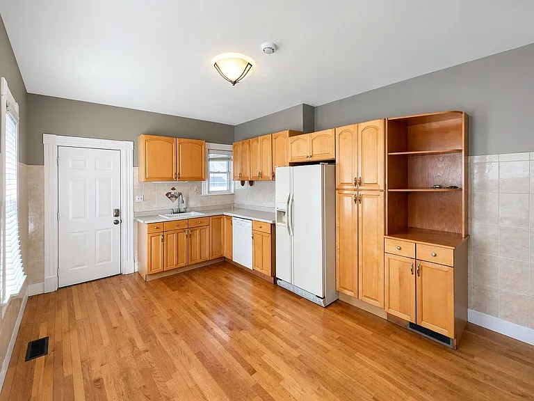 325 Rogers St — Photo 3