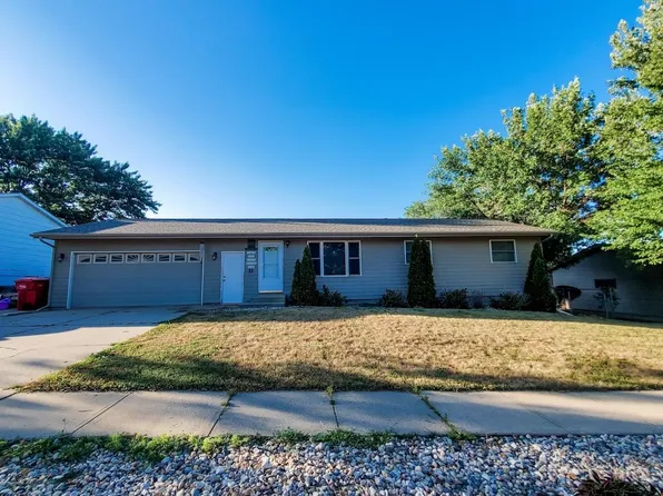 104 E 26th St, Yankton, SD 57078