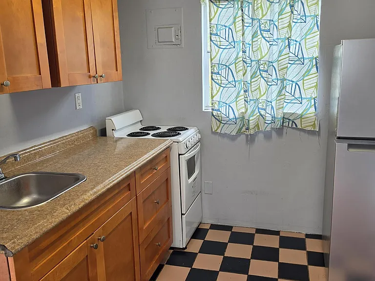 5926 Taft St — Photo 1