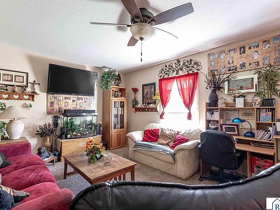 4th image of 405 E 8th St