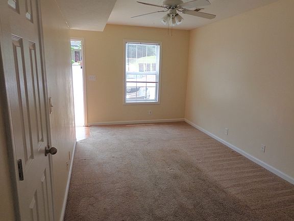 4th image of 916 Kingsbury Dr APT A