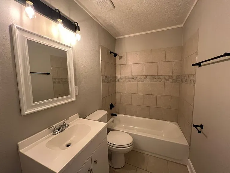 2724 Enterprise Ave — Photo 2