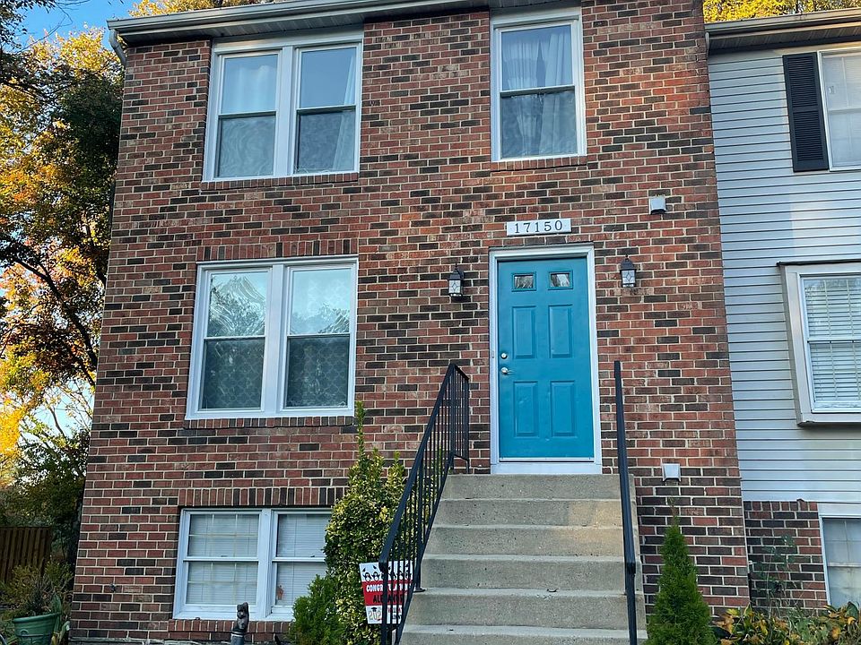 Brick fascia corner unit town home