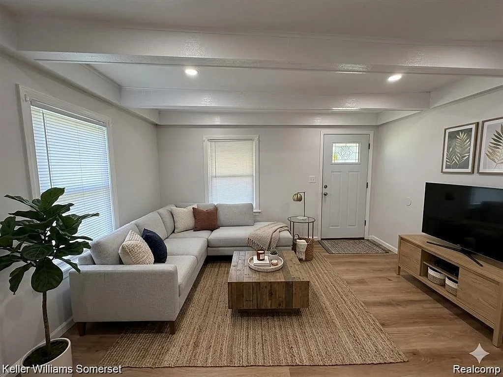 2 bed, 1.0 bath, 684 sqft, $1,200 — Photo 2