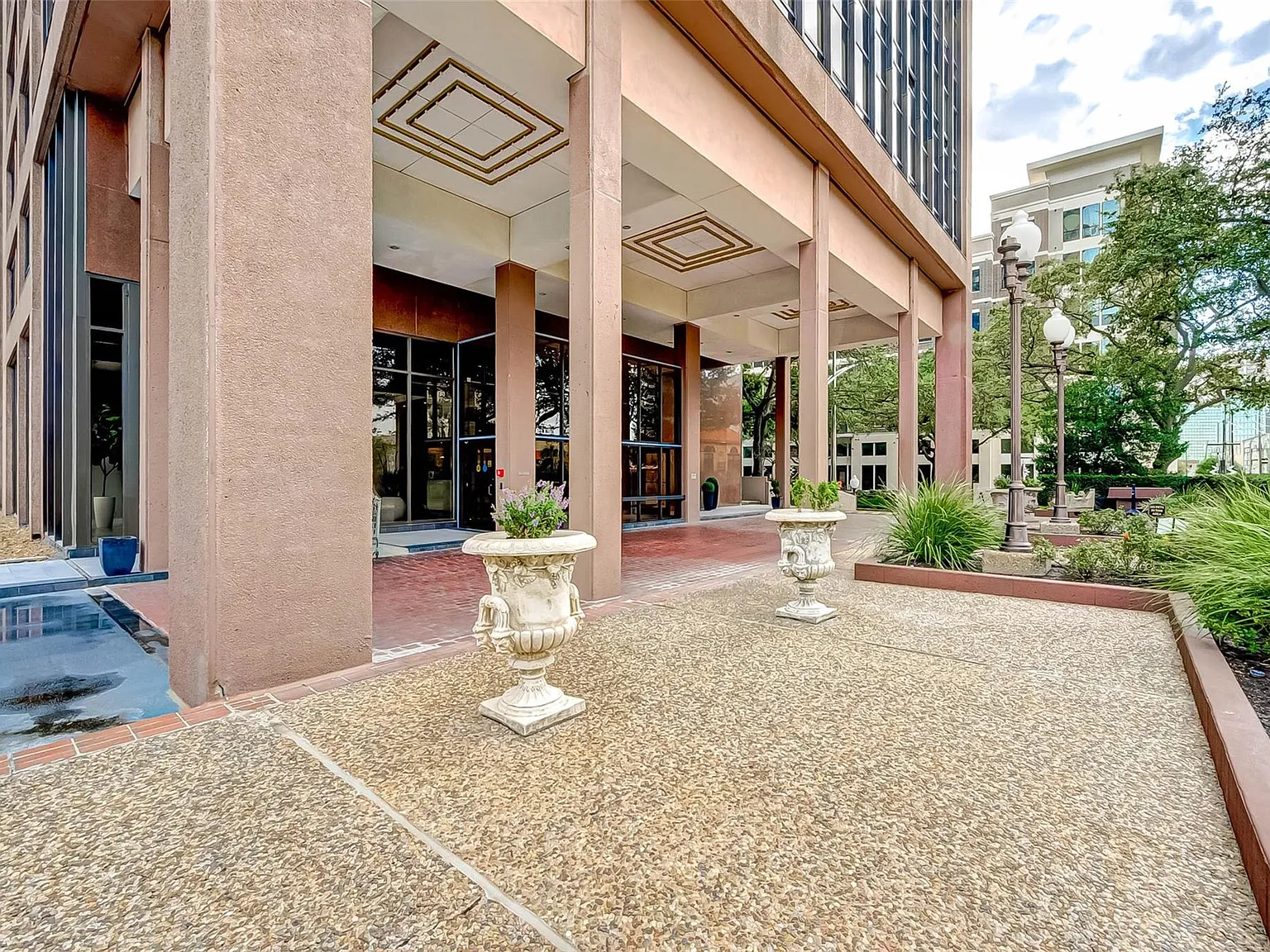 1 bed, 1.0 bath, 973 sqft, $1,650 — Photo 2