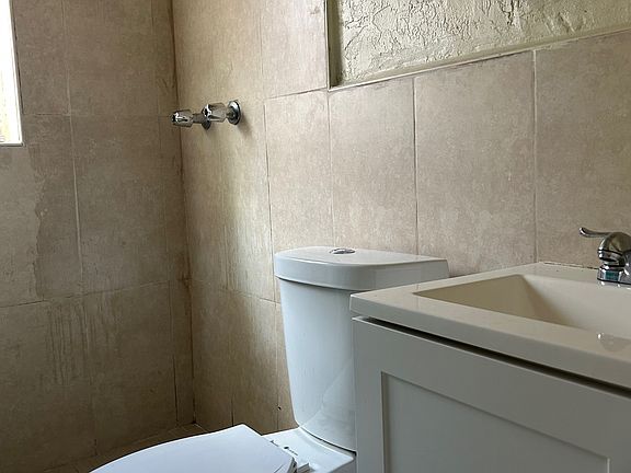 2nd image of 406 NW 7th Ct APT 4