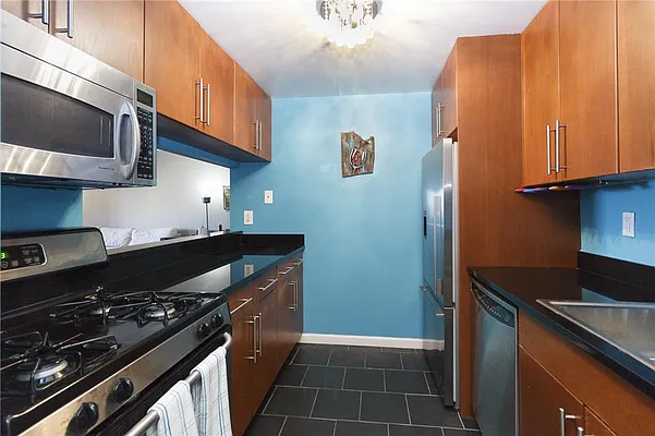 Sold by R New York | media 10