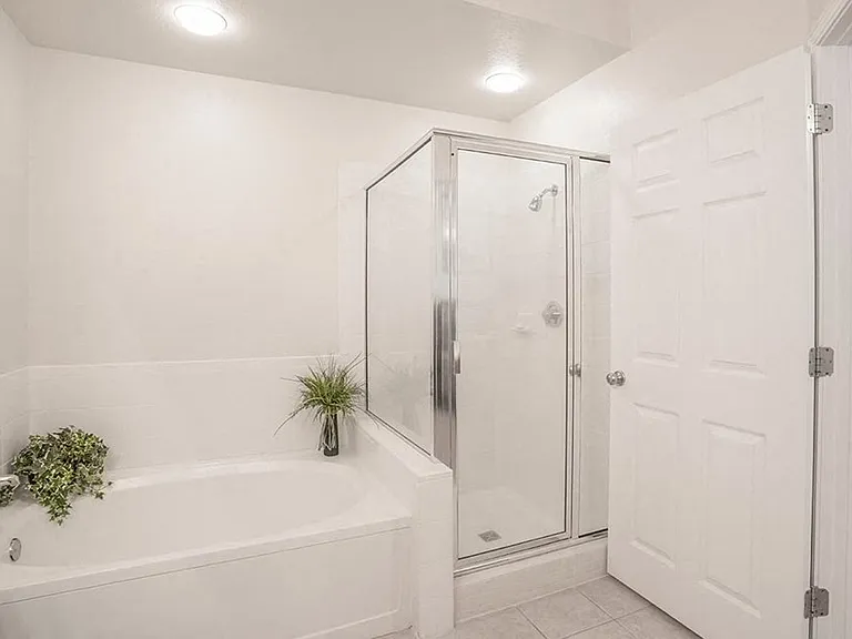 Greenbrier Estates Apartments — Photo 15