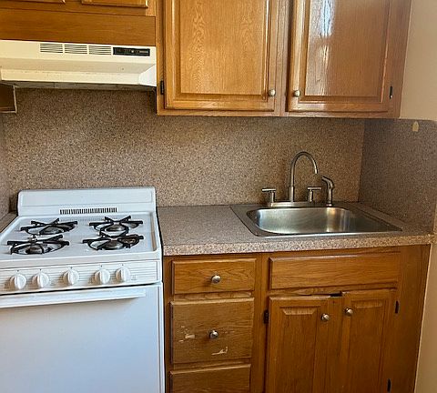 3rd image of 20 Egmont Pl #3