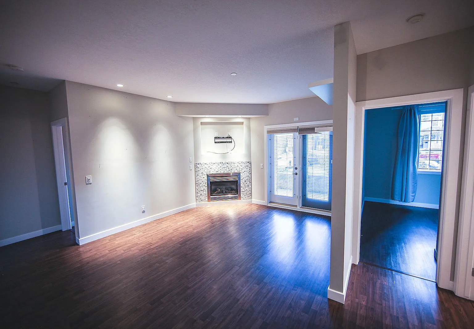 Beautiful 2 bdrm/2 bath on a Quiet St. a Block away from all the Action. (IP018) — Photo 3