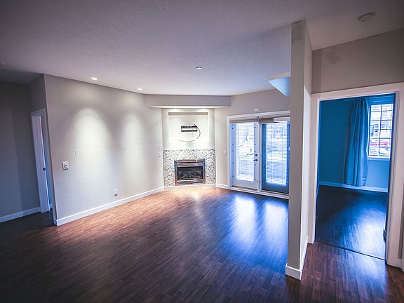 3rd image of 910 18th Ave SW #102