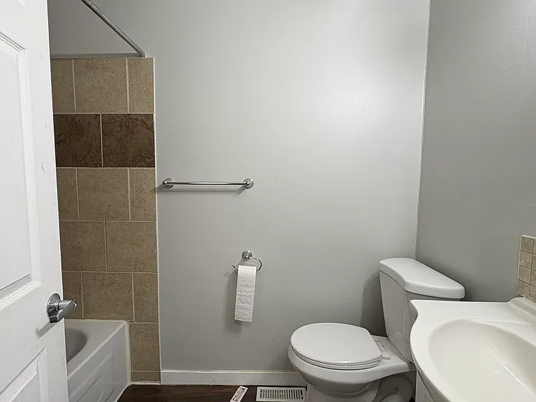 882 Redwood Ave — Photo 10