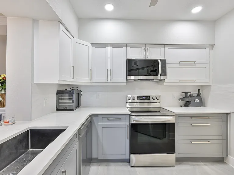 3202 Bay Club Cir #3202 — Photo 9