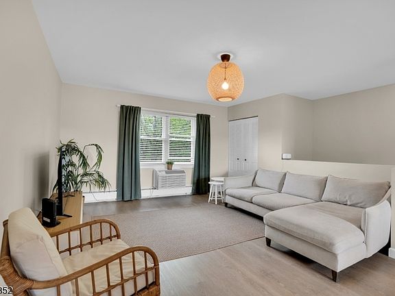 2nd image of 1152 Valley Rd #2B