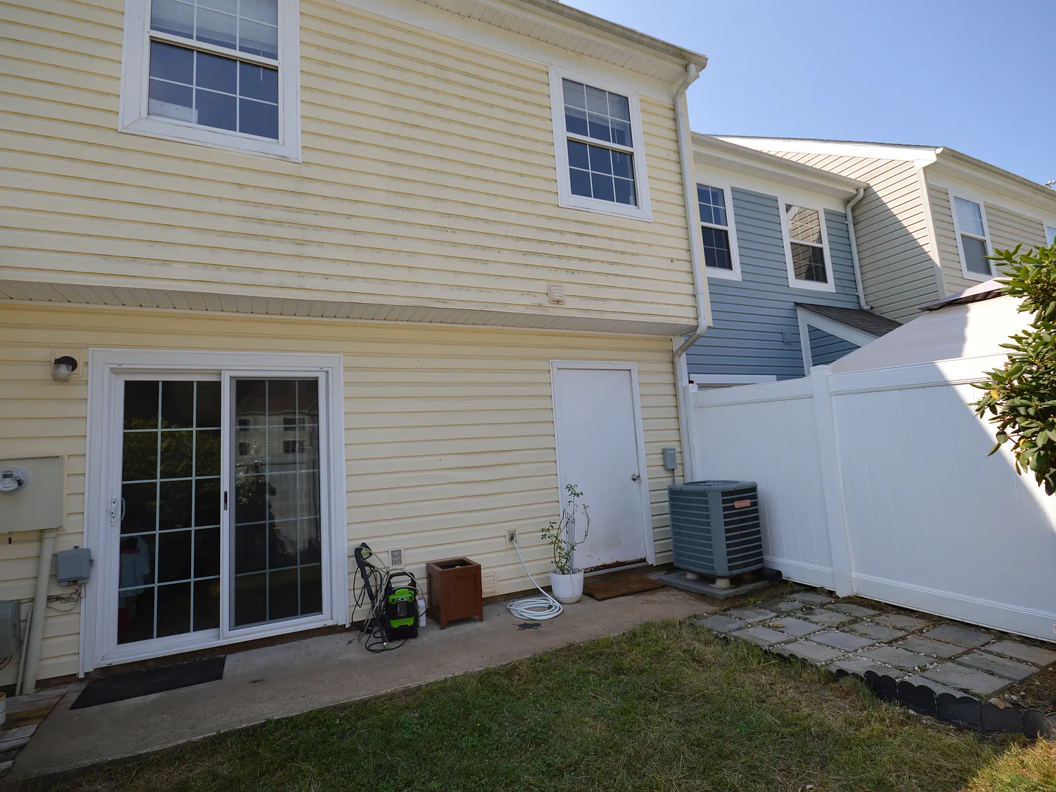 3 bed, 1.5 bath, 1260 sqft, $2,100 — Photo 3