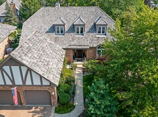 28 Lake Ridge Club Dr, Burr Ridge, IL 60527