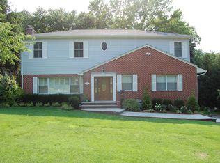 65 Bridge Rd, Manhasset, NY 11030