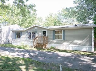 693 N Red Oaks Dr, Howell, MI 48843