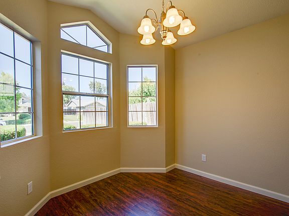 3rd image of 5 Lauderdale Ct