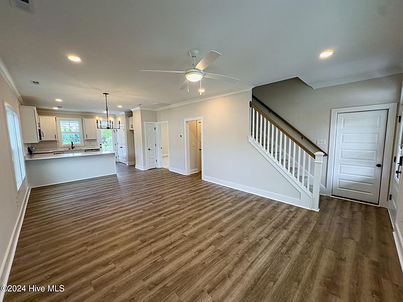 2nd image of 180 Pine View Boulevard