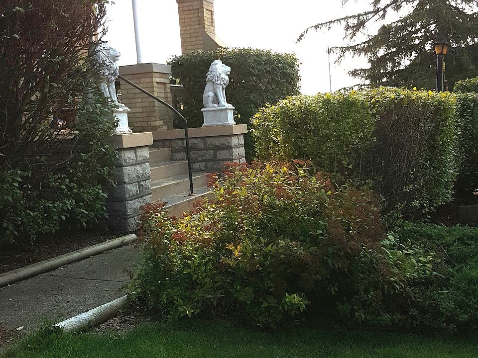 215 Center St, Brillion, WI 54110 Zillow