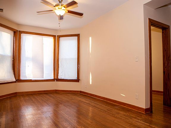 Living room with entrance to BR 1