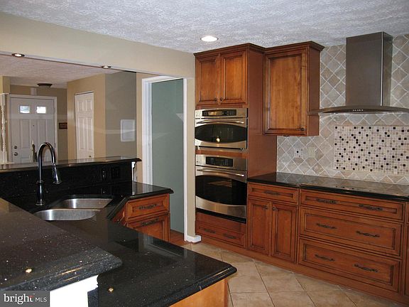 3rd image of 9900 Oleander Ave