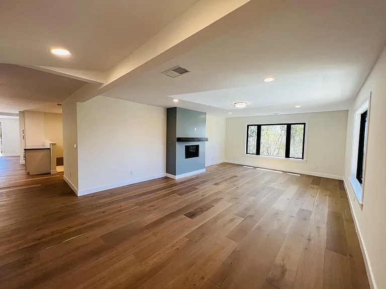 2620 Marin Ave — Photo 2