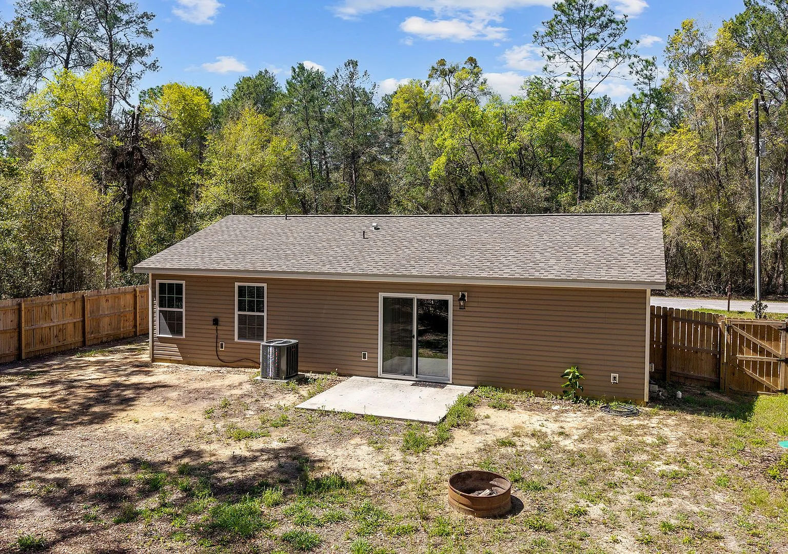 Newer 3/2 in the country with fenced yard and shed — Photo 2