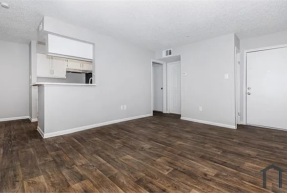 925 Northwood Dr — Photo 3