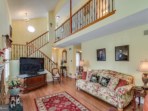 4th image of 327 Nicholas Ct