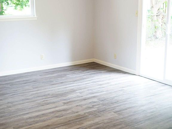 3rd image of 1007 Canterbury Ave