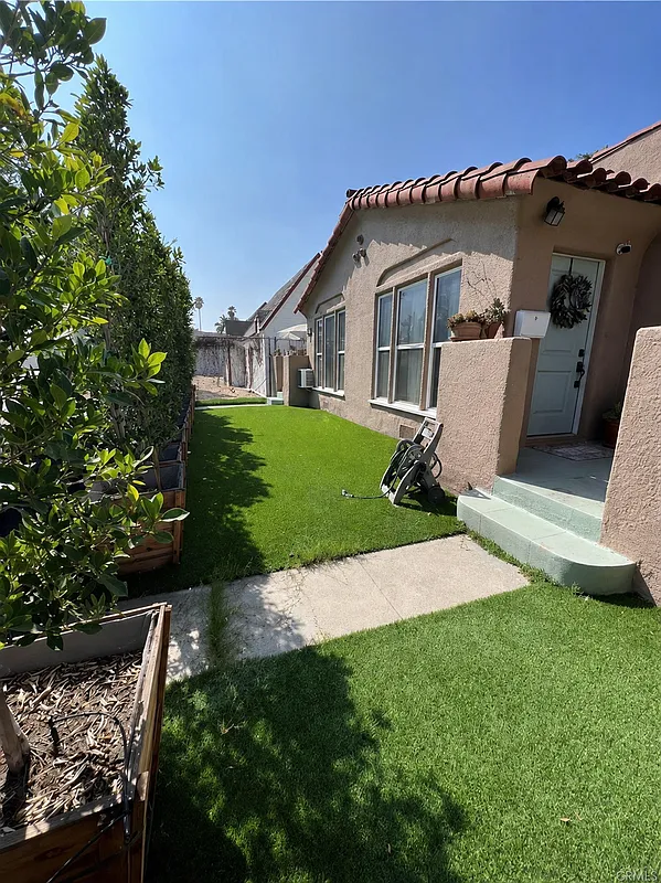 2 bed, 1.0 bath, 814 sqft, $2,750 — Photo 2